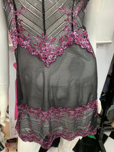 Charger l'image dans la galerie, Nuisette Sans Eponge Transparente WACOAL Noir ornement rose