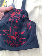 Charger l'image dans la galerie, Soutien Gorge Couvrant CORELE Dentelle Noir motifs rouge
