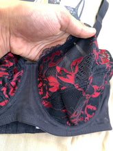 Charger l'image dans la galerie, Soutien Gorge Couvrant CORELE Dentelle Noir motifs rouge
