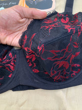 Charger l'image dans la galerie, Soutien Gorge Couvrant CORELE Dentelle Noir motifs rouge
