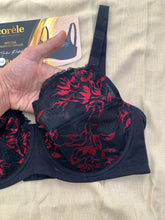Charger l'image dans la galerie, Soutien Gorge Couvrant CORELE Dentelle Noir motifs rouge
