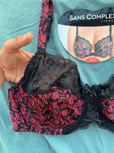 Charger l&#39;image dans la galerie, Soutien gorge emboîtant SANS COMPLEXE Noir a fleurs
