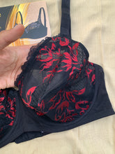 Charger l'image dans la galerie, Soutien Gorge Couvrant CORELE Dentelle Noir motifs rouge
